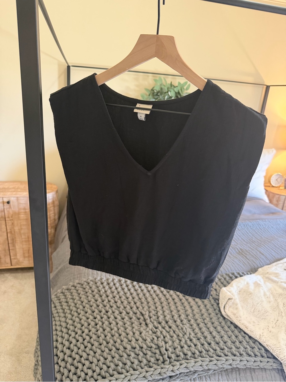 a new day Black V-Neck Sleeveless Cropped Top